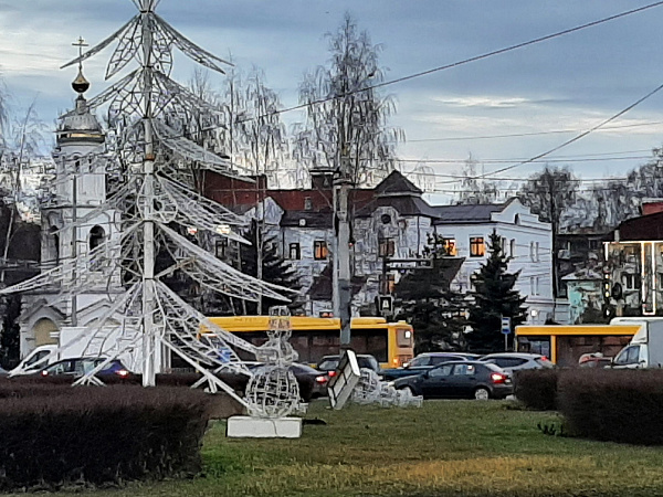 Поваленные деревья и светофоры: в Ярославской области устраняют последствия урагана