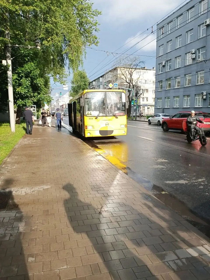 Личность устанавливается: в Ярославле автобус сбил девушку