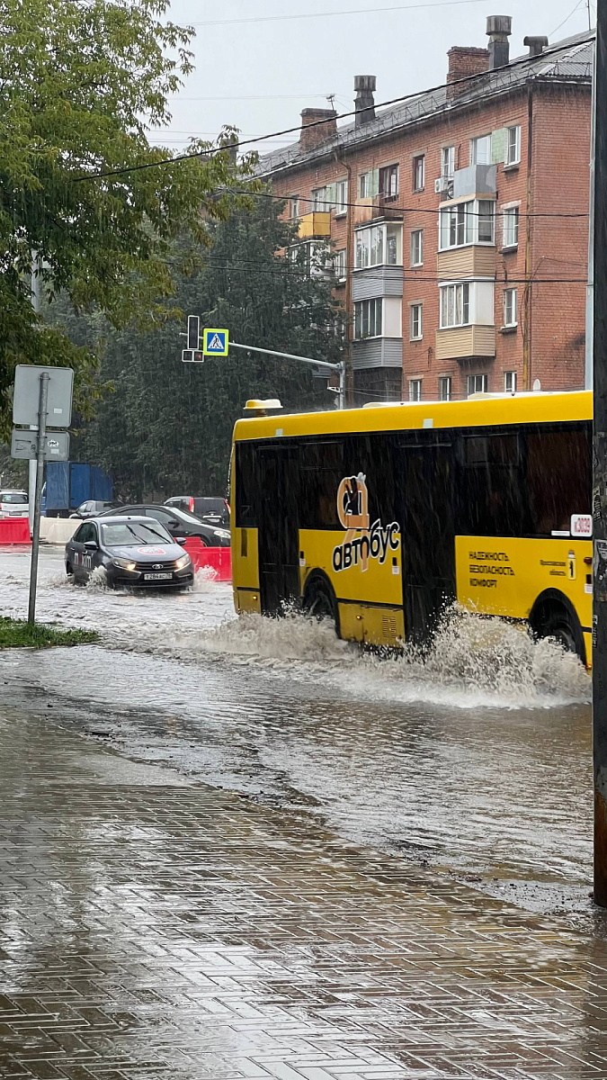 Ярославль ушёл под воду: городской потоп в фотографиях и мемах