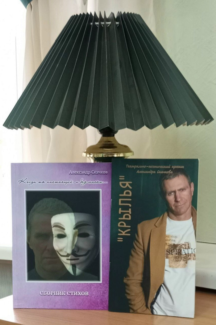 «Мне не нужно играть. Мои стихи — невыдуманные»: ярославский поэт о честности на сцене и в жизни