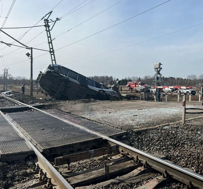 Есть погибшие: в Ярославской области поезд протаранил пассажирский автобус — прямая трансляция