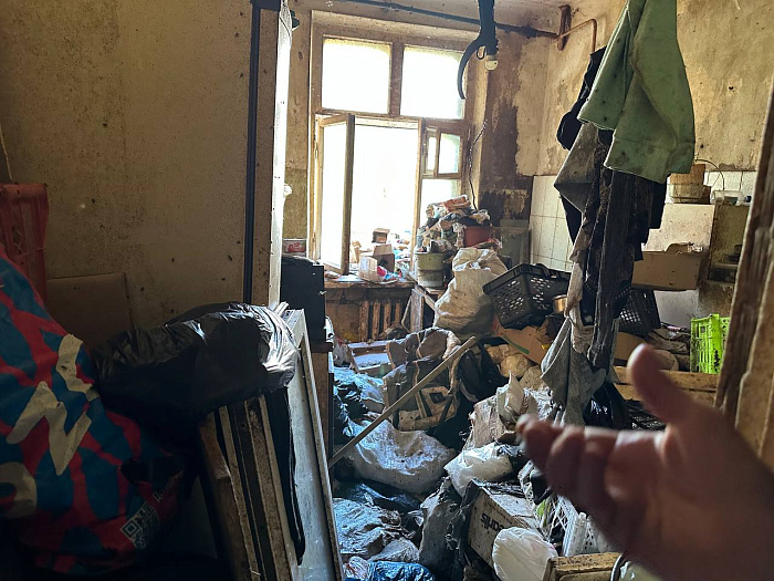 Тащила в дом даже крыс, чтобы спасти: в Ярославле вскрыли квартиру, в которой среди гор грязи жили животные и их хозяйка