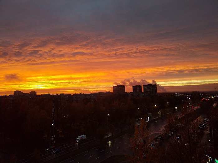 Буйство красок в вечернем небе: ТОП фотографий октябрьского заката