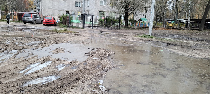 Дорожки к ярославским школам и детсадам превратились в грязное месиво