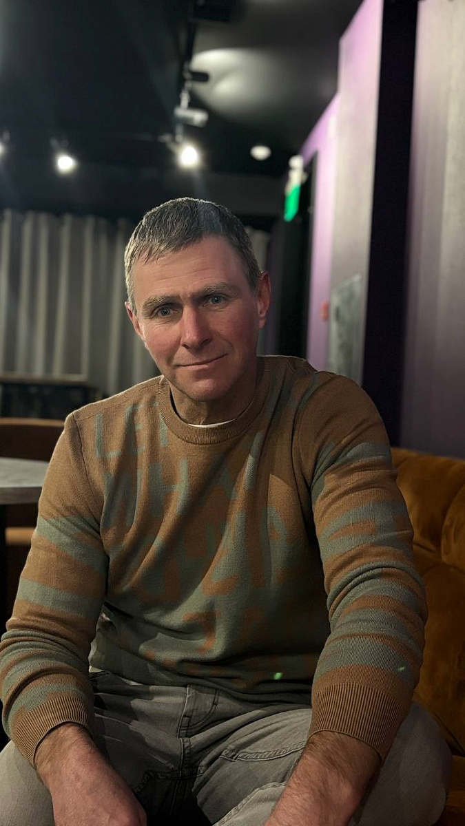 «Мне не нужно играть. Мои стихи — невыдуманные»: ярославский поэт о честности на сцене и в жизни