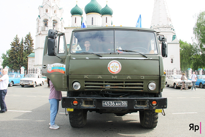 Снова в строю. В Ярославской области прошёл масштабный автопробег автомобилей прошлого века
