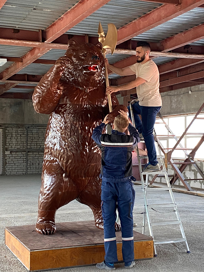 Ярославцы установили рекорд, напечатав на 3D-принтере на Стрелке трехметрового медведя