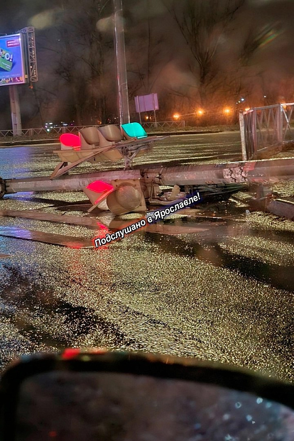 Поваленные деревья и светофоры: в Ярославской области устраняют последствия урагана