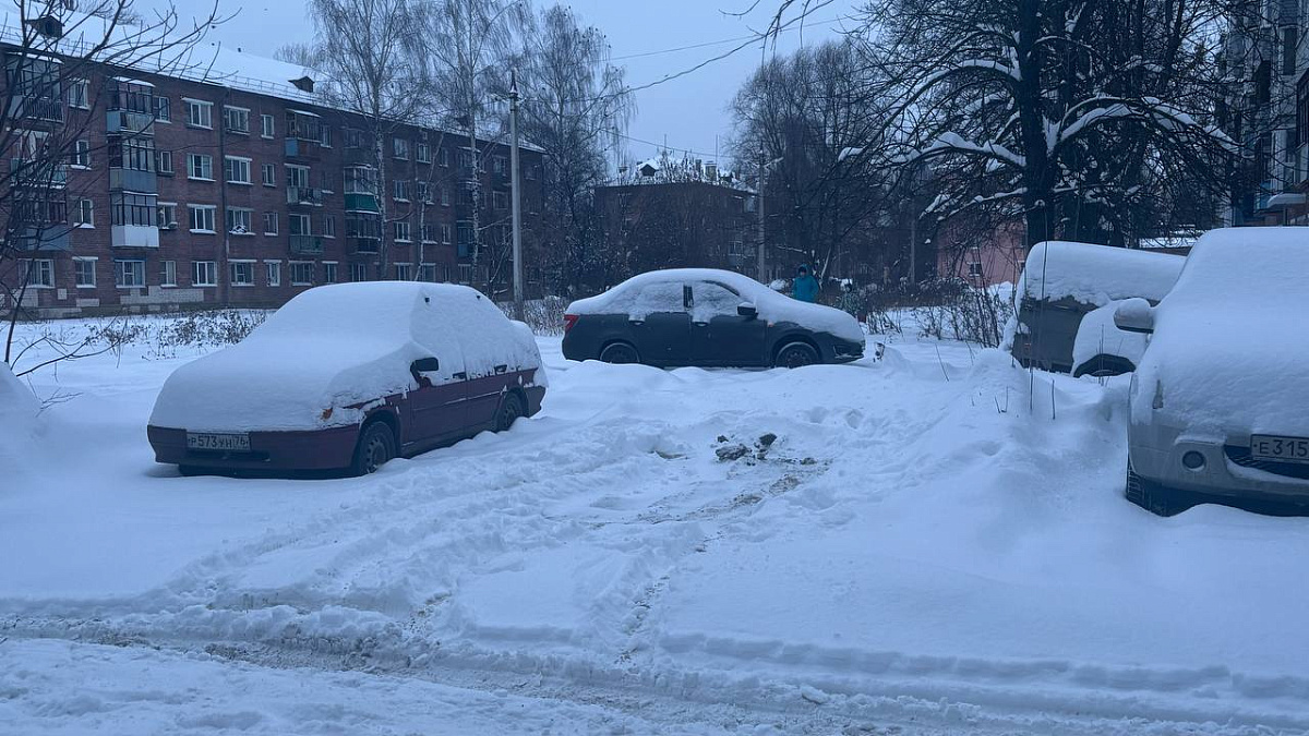 Метель вечером — пробки утром: Ярославль встретил утро после снегопада