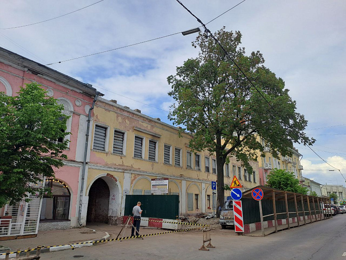 У исторического здания в центре Ярославля рухнула стена во время ремонта
