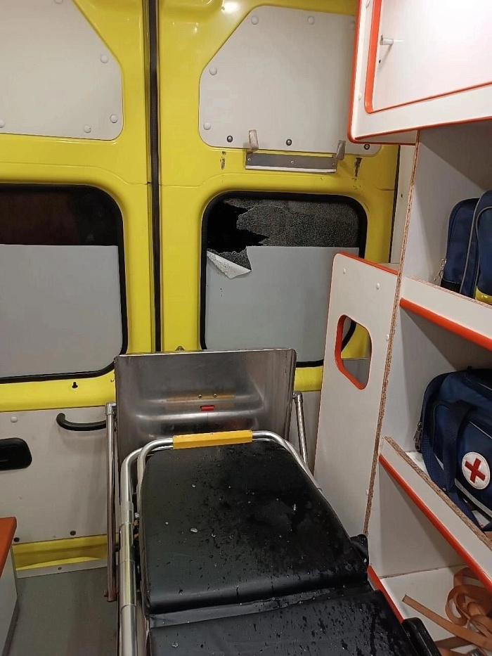 В Ярославле пациент в агрессивной форме отказался от госпитализации, разбив стекло автомобиля «скорой»