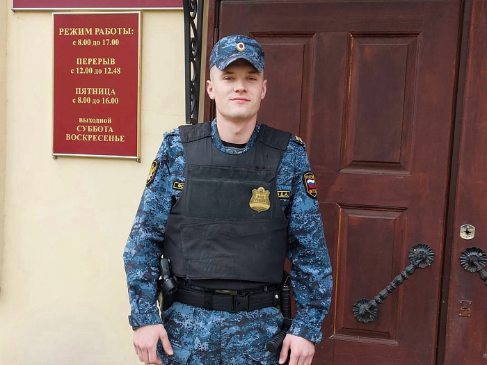 Увидел по камерам, что мужчина упал: в Ярославле пристав спас посетителя суда