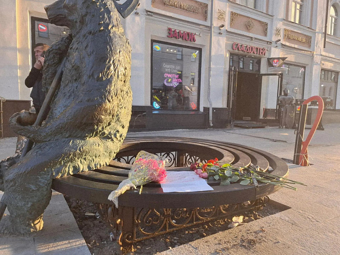 С добрыми и одновременно грустными глазами. В Ярославле предложили установить медведиков-близнецов с гармошкой