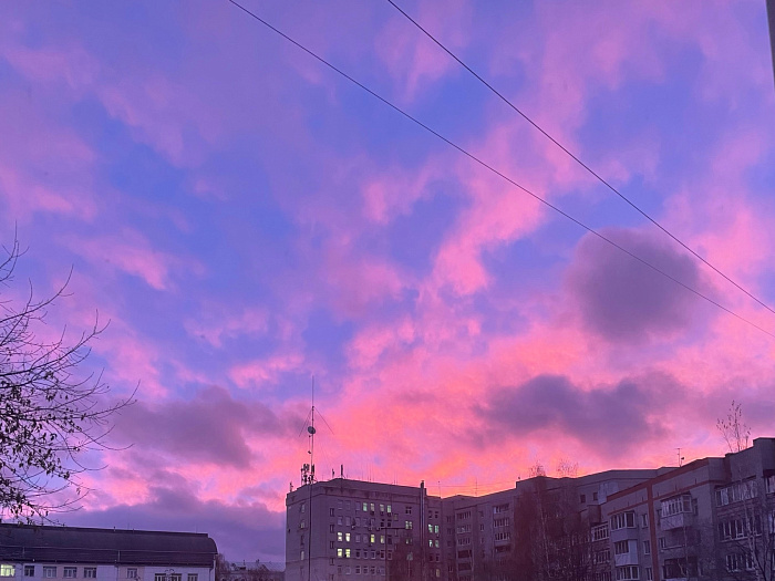 Невероятное буйство красок: топ фотографий малинового заката в Ярославле