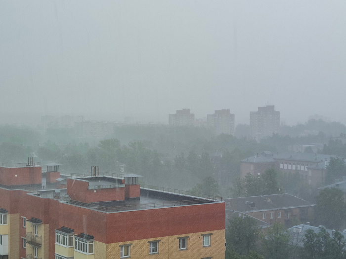 Половина месячной нормы за несколько часов: десять кадров первой июньской грозы в Ярославле