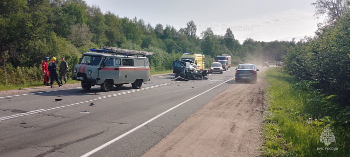 Кузов легковушки всмятку, а грузовик в кювете: в Ярославской области произошло жесткое ДТП