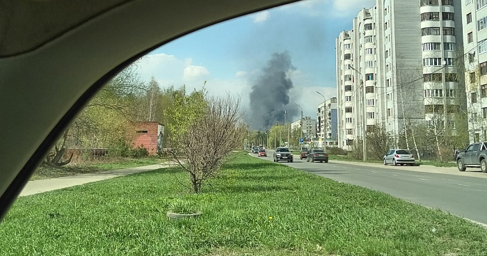 В Ярославле на территории завода вспыхнул пожар