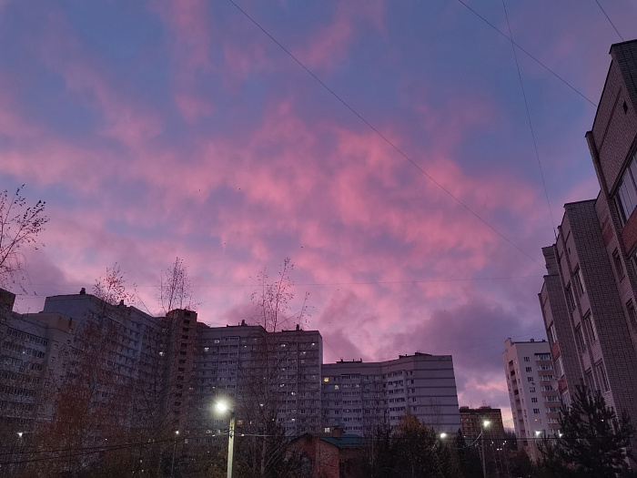Невероятное буйство красок: топ фотографий малинового заката в Ярославле