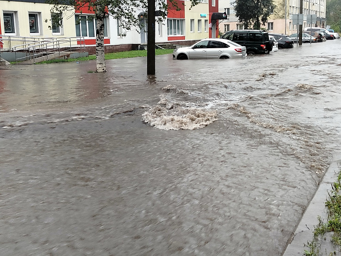 Ярославль ушёл под воду: городской потоп в фотографиях и мемах