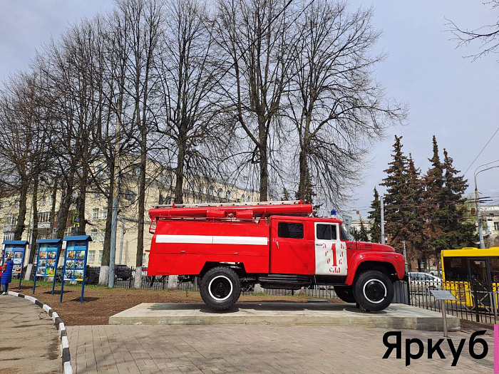 В Ярославле открыли памятник пожарной машине
