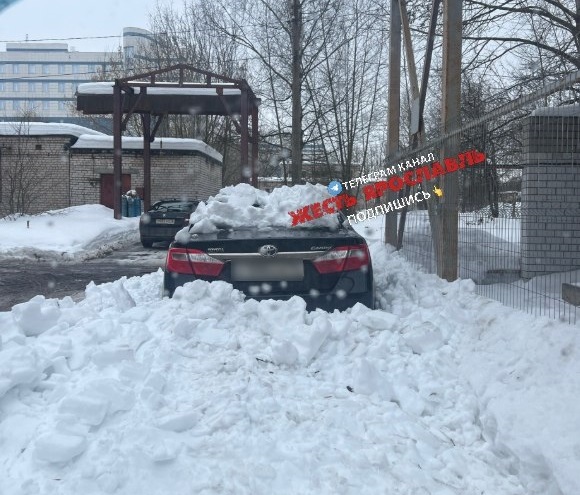 В посёлке под Ярославлем снежная глыба рухнула на автомобиль с ребёнком