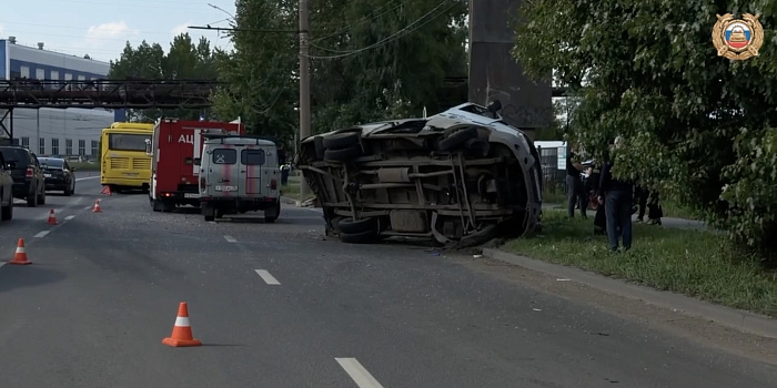 В Ярославле в результате ДТП газель перевернулась на бок, а у жёлтого автобуса разбито лобовое