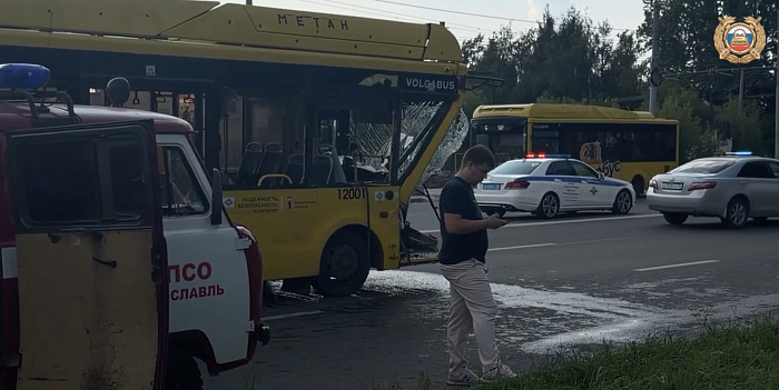 В Ярославле в результате ДТП газель перевернулась на бок, а у жёлтого автобуса разбито лобовое