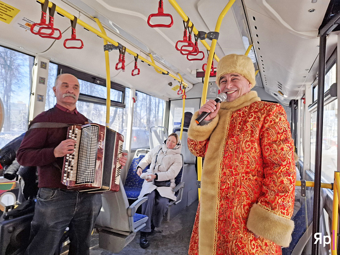 «Почто мимо проходите?»: ярославцам поднимает настроение масленичный троллейбус