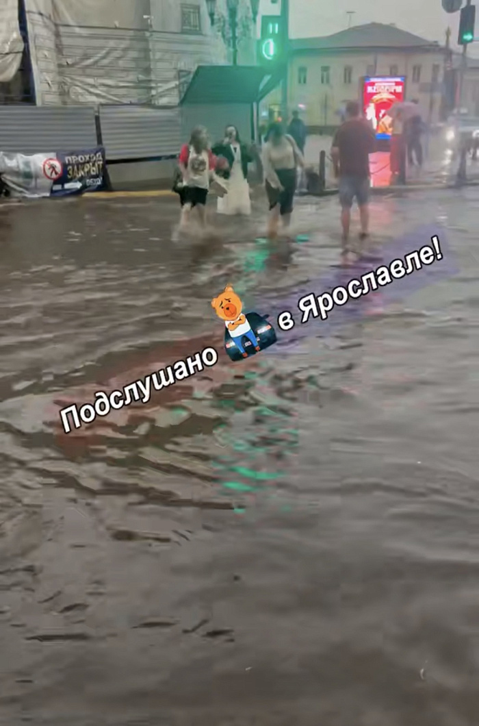 «Испытание для города»: потоп в Ярославле обернулся потерей тапочек и плавающим контейнером