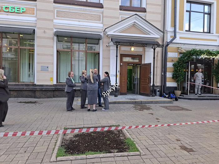 Второй случай за два часа: неизвестные подожгли отделение банка в центре Ярославля