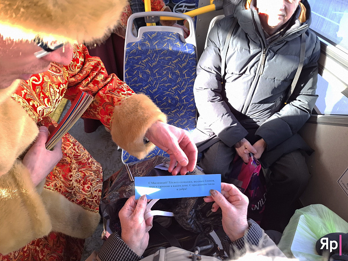 «Почто мимо проходите?»: ярославцам поднимает настроение масленичный троллейбус