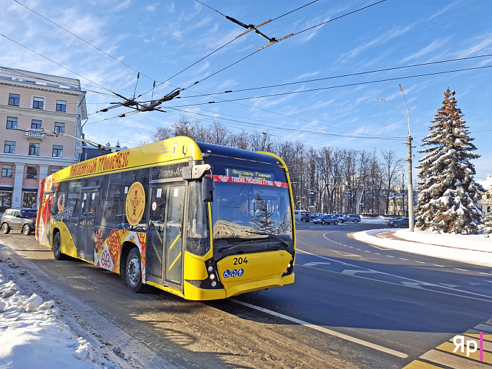«Почто мимо проходите?»: ярославцам поднимает настроение масленичный троллейбус