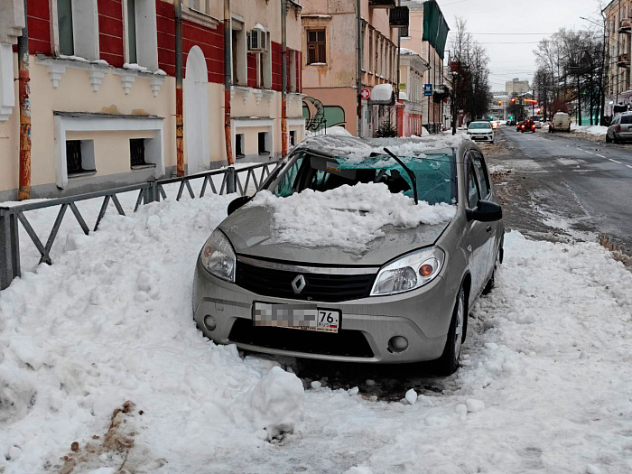 В посёлке под Ярославлем снежная глыба рухнула на автомобиль с ребёнком