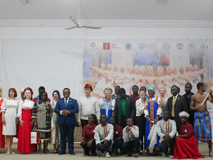 «Nous avons apporté en Afrique des attributs de la culture russe, si tant est qu’on puisse la ranger dans deux valises»