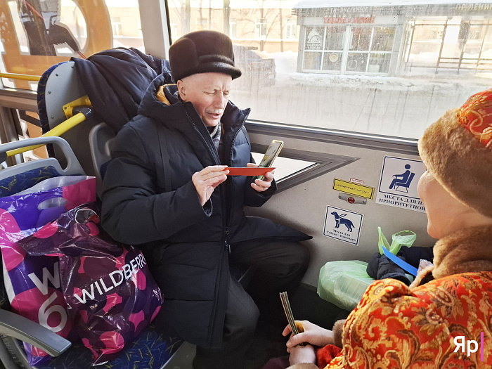 «Почто мимо проходите?»: ярославцам поднимает настроение масленичный троллейбус