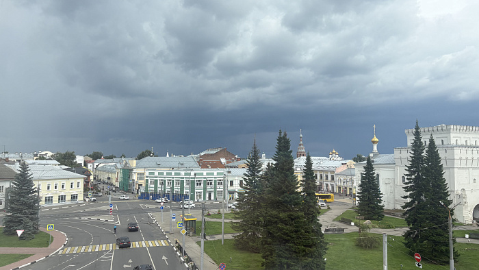 «Испытание для города»: потоп в Ярославле обернулся потерей тапочек и плавающим контейнером
