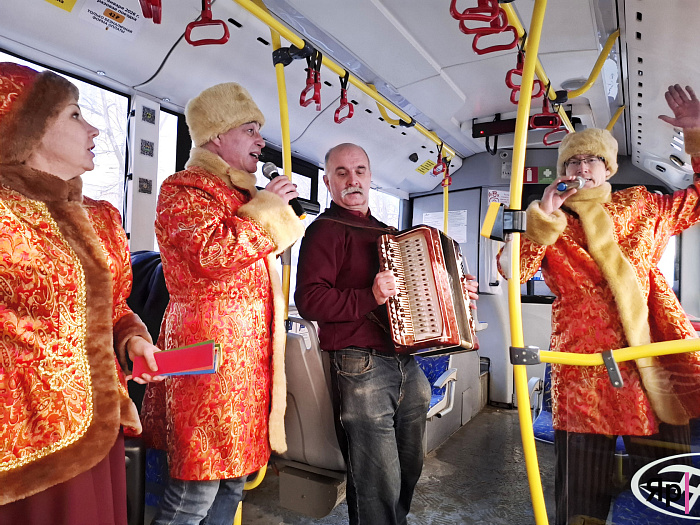 «Почто мимо проходите?»: ярославцам поднимает настроение масленичный троллейбус