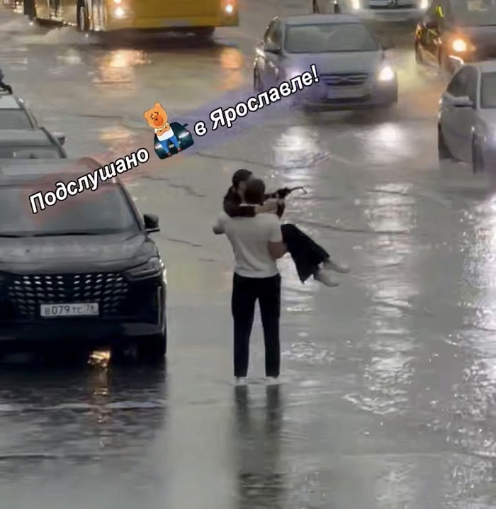 «Испытание для города»: потоп в Ярославле обернулся потерей тапочек и плавающим контейнером